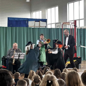 Mali aktorzy ilustrują muzykę.