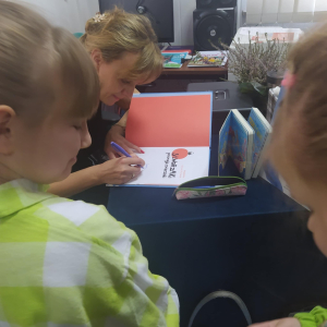 Pani Biejat składa autograf.