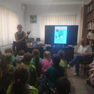   Przedstawia dzieciom maskotkę –Stworzaka