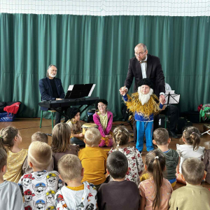 Chłopiec przebrany za dziadka Mambo.