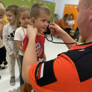 Dzieci słuchały bicia serca za pomocą stetoskopu ucząc się, jak działa ludzkie ciało.