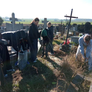 Dziewczynki z klas VII podczas pracy na cmentarzu...