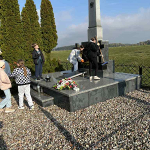 Porządkujemy pomnik 40-tu pomordowanych