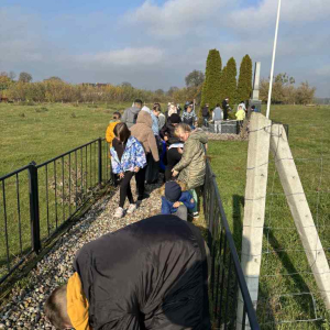Uczniowie klasy czwartej porządkują przy pomniku 40-tu pomordowanych