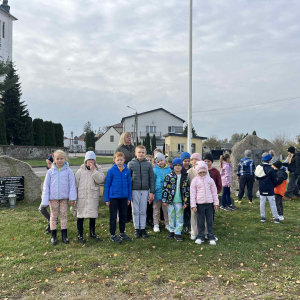 Klasy I - III z wychowawczyniami sprzątają w Alei Chwały