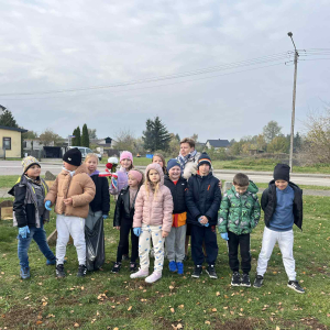 Klasy I - III z wychowawczyniami sprzątają w Alei Chwały