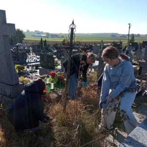Dziewczynki z klasy VI b porządkują opuszczony grób...