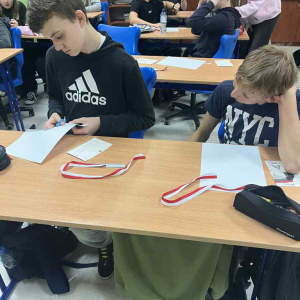 Projektujemy zawieszki z nazwiskami bohaterek Powstania Warszawskiego...