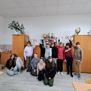 Klasa V b i jej girlanda pamięci...