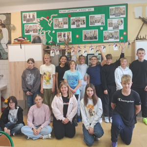 Klasa VII a i jej girlanda pamięci...