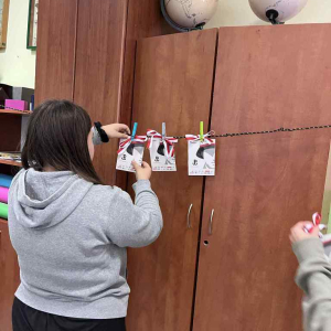 I tak powstaje girlanda pamięci w klasie VIII...