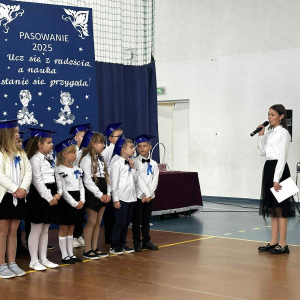 Natalia –przewodnicząca Samorządu Uczniowskiego dziękuje pierwszakom za występ.