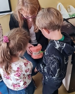 Dzieci ćwiczą prawidłowe mycie zębów