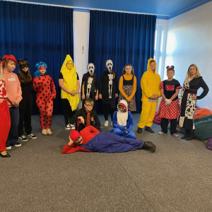 Pamiątkowe zdjęcie z dyrekcją wszystkich bajkowych postaci.