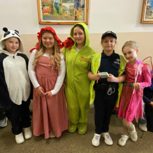 Uczniowie w strojach z bajek.