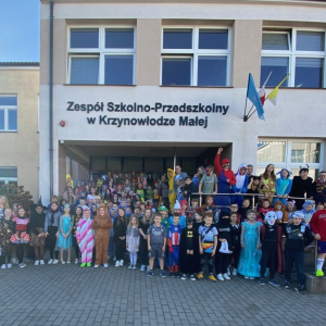 Pamiątkowe zdjęcie z dyrekcją wszystkich bajkowych postaci.