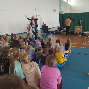 Prowadzący przedstawia małych aktorów.