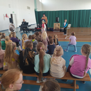 Uczennica w przebraniu Marii Konopnickiej.