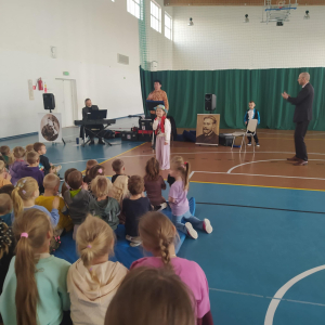 Pan Adam śpiewa piosenkę-utwór Marii Konopnickiej