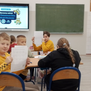 Klasa IV rozwiązuje zadania z mnożeniem