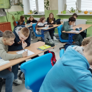 Klasa VIII rozwiązuje zadania z mnożeniem