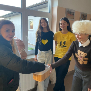 Samorząd Uczniowski podczas rozdawania miłych słów uczniom. 