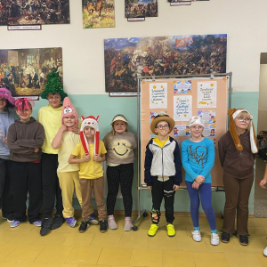 Uczniowie naszej szkoły w śmiesznych czapkach i w kolorze żółtym. 