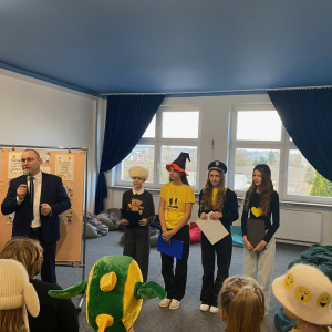 Pan Dyrektor wraz z Samorządem Uczniowskim podczas apelu.