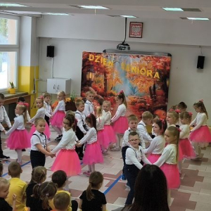 Grupa Krasnoludki i Pszczółki prezentują taniec Twist