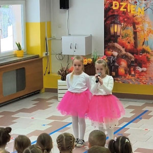 Dziewczynki z grupy Pszczółki witają przybyłych gości