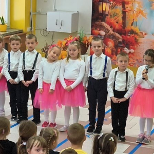 Grupa Pszczółki recytuje wiersz pt. Kto Seniorem jest?