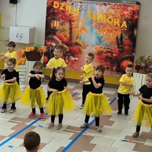 Grupa Słoneczka podczas tańca do piosenki "Solo"