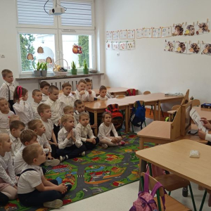 Panie Bibliotekarki z Gminnej Biblioteki w Krzynowłodze Małej przygotowały teatrzyk Kamishibai. 