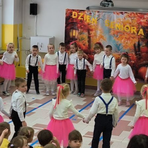 Grupa Krasnoludki i Pszczółki prezentują taniec Belgijka