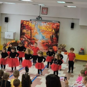 Grupa Biedronki prezentuje układ taneczny