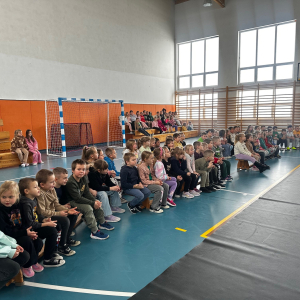 Zerówka i klasy I-II w oczekiwaniu na pokaz