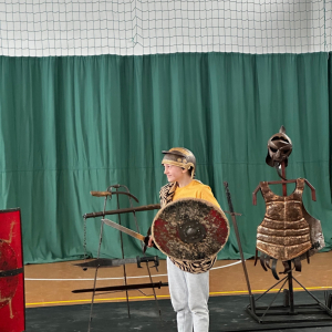 Przegląd ekwipunku i uzbrojenia przez uczniów