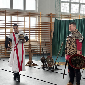 Przedstawienie elementów ubioru rycerza