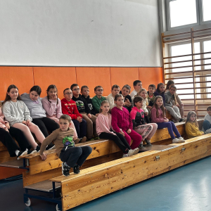 Uczniowie klasy III podczas pokazu historycznego