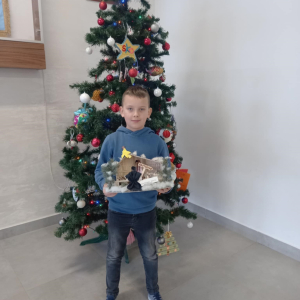 Szymon Woźniak z kl 2a i jego szopka