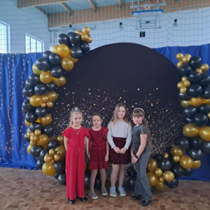 Uczennice klasy pierwszej podczas zabawy choinkowej