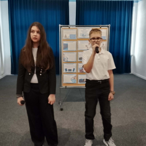 Ala i Gabryś recytują wiersz o bezpiecznym korzystaniu z internetu