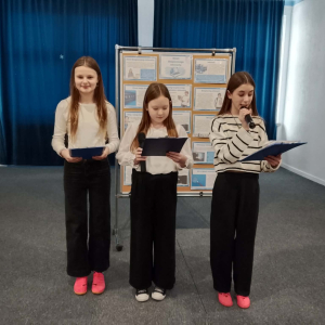 Dziewczynki z klasy V przypominają zasady prawidłowego zachowania w sieci