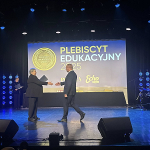 Pan Dyrektor odbira gratulacje za zaszczytne I miejsce w Plebiscycie Edukacyjnym