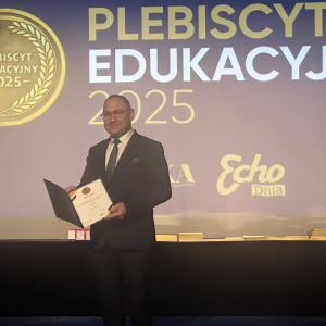Pan Dyrektor dumnie prezentuje dyplom za I miejsce w Plebiscycie Edukacyjnym dla naszego przedszkola