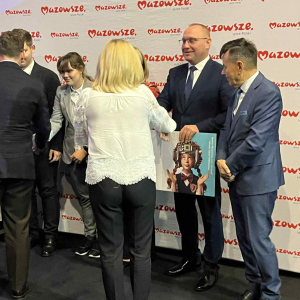 Pan Dyrektor odbiera nagrodę z rąk Pani Kurator Oświaty