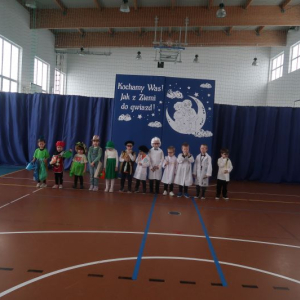 Dzieci w rolach "babci - ekolożki" oraz "dziadka - naukowca"