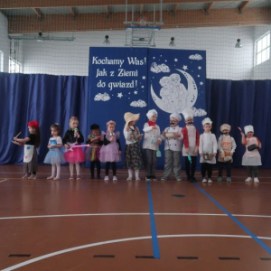 Dzieci w rolach "babci - artystki" oraz "dziadka - szefa kuchni"
