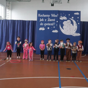 Dzieci w rolach "babci - sportsmenki" oraz "dziadka - miłośnika książek"