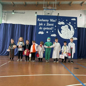 Dzieci w rolach "babci - krawcowej" oraz "dziadka - lekarza"